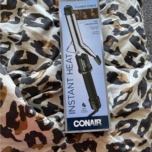 Conair curling iron. 1 inch. Heats up in 30 seconds.